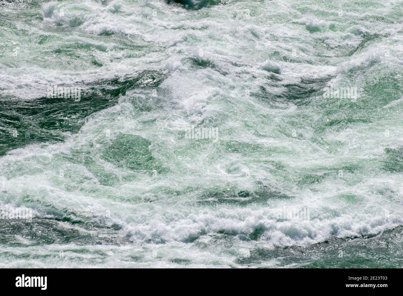 Agua de río turbulenta para usar como fondo de arte o papel tapiz. Foto de stock