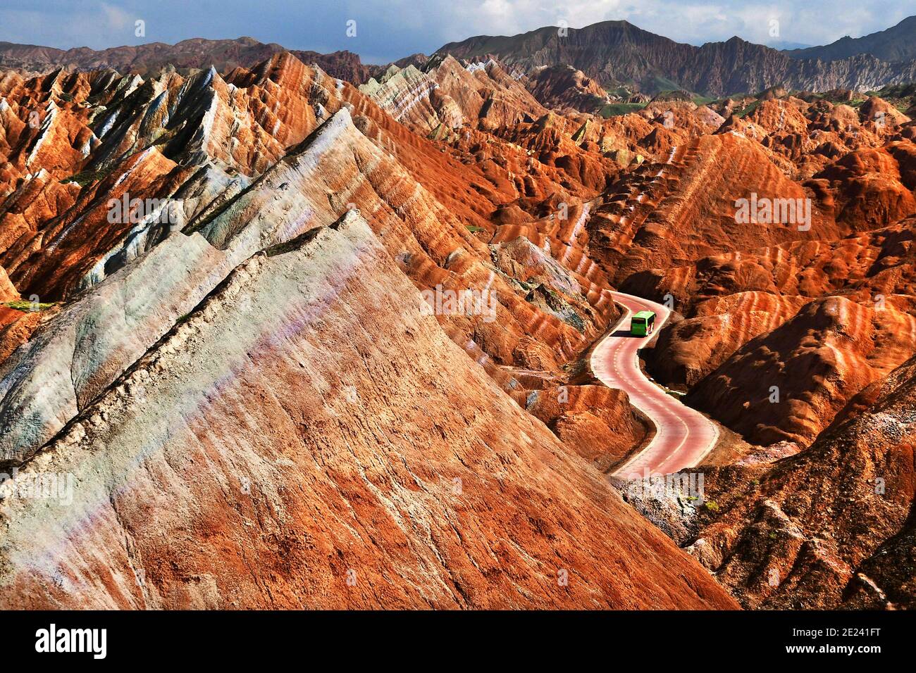 Las Montañas del Arco Iris de China dentro del Parque Geológico Zhangye Danxia son una maravilla geológica del mundo. Foto de stock