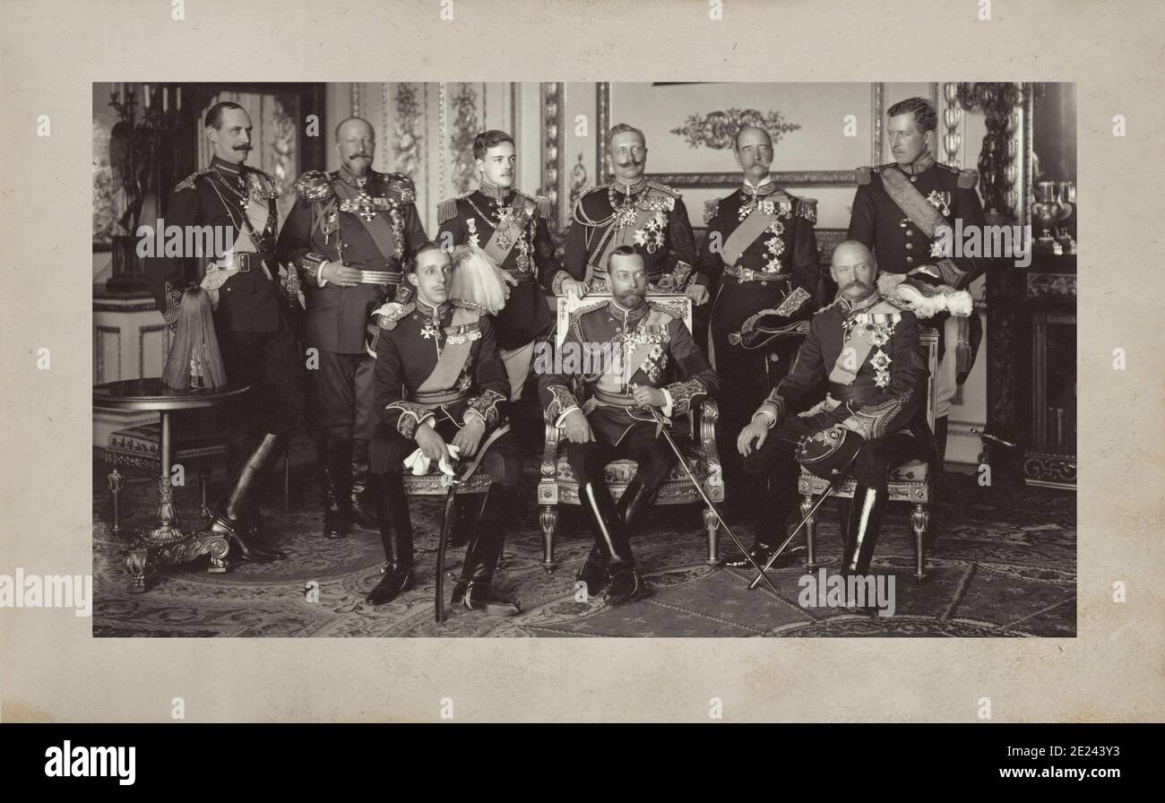 Imagen de nueve soberanos en el Castillo de Windsor después del funeral del Rey Eduardo VII en 1910. De pie, de izquierda a derecha: El rey Haakon VII de Noruega, Ts Foto de stock