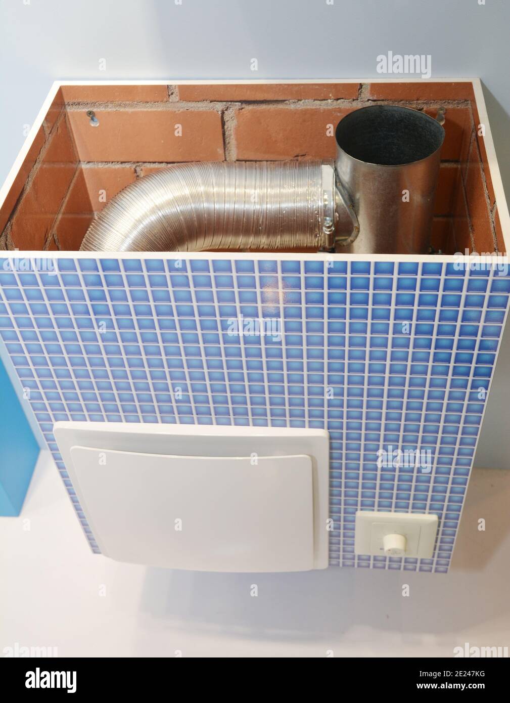 La ventilación del cuarto de baño, el conducto de aire del ventilador de  escape del cuarto de baño es una cosa necesaria mientras que la renovación  del cuarto de baño Fotografía de