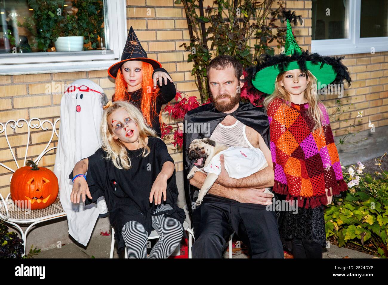 Padre con hijas vestida disfraces de Halloween Foto de stock