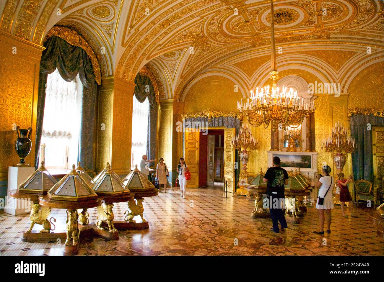 Gold Drawing Room, 1850's, Museo Estatal del Hermitage, San Petersburgo, Rusia Foto de stock