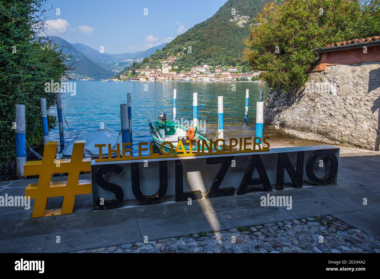 SULZANO, ITALIA, 9 DE SEPTIEMBRE de 2020 - Vista del Monte Isola desde la ciudad de Sulzano, lago Iseo, provincia de Brescia, Italia. Foto de stock