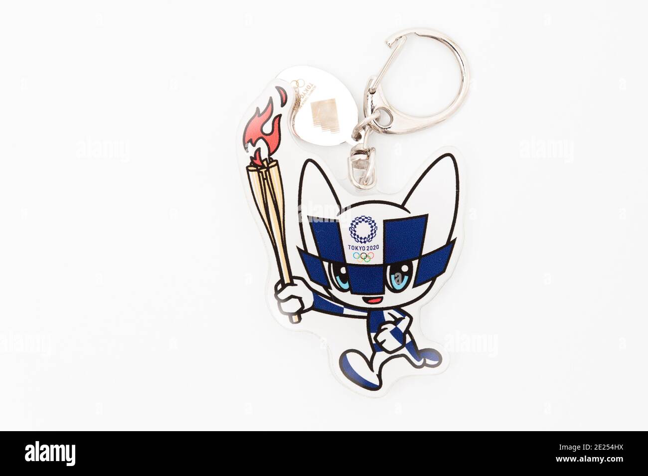 Tokio, Japón - 4 de enero de 2021: 2020 Tokio mascota olímpica Miraitowa keychain oficial licenciado. Espacio de copia. Aislado sobre fondo blanco. Foto de stock