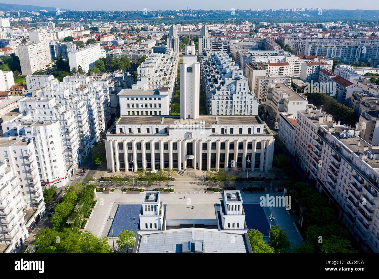 Villeurbanne (centro-este de Francia): Complejo arquitectónico “Les gratte-ciel” (los rascacielos) que consiste en la plaza “Place Lazare Goujon”, la ciudad Foto de stock