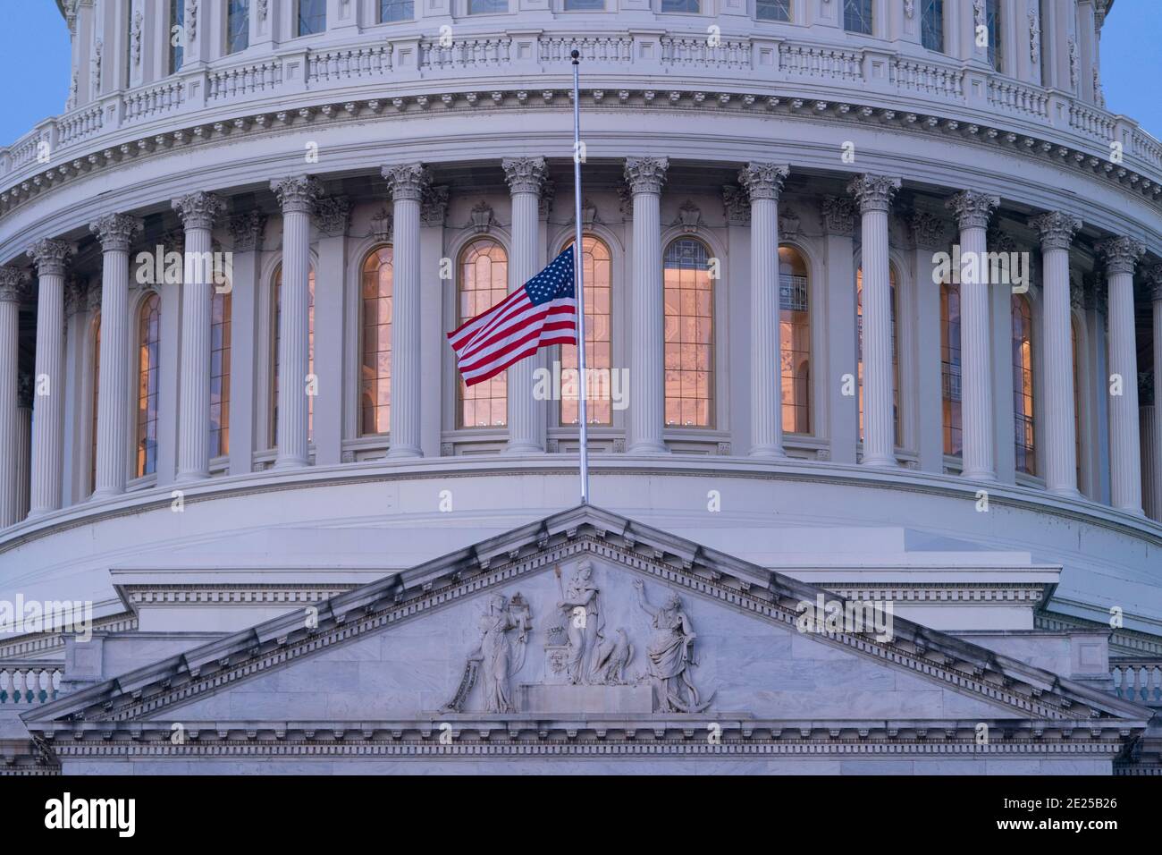 12 de enero de 2021- Washington DC- la bandera de Capitol Hill vuela a la mitad del personal en honor de dos oficiales de policía que murieron después de la tormenta del Capitolio. Crédito de la foto: Chris Kleponis/Sipa USA Foto de stock