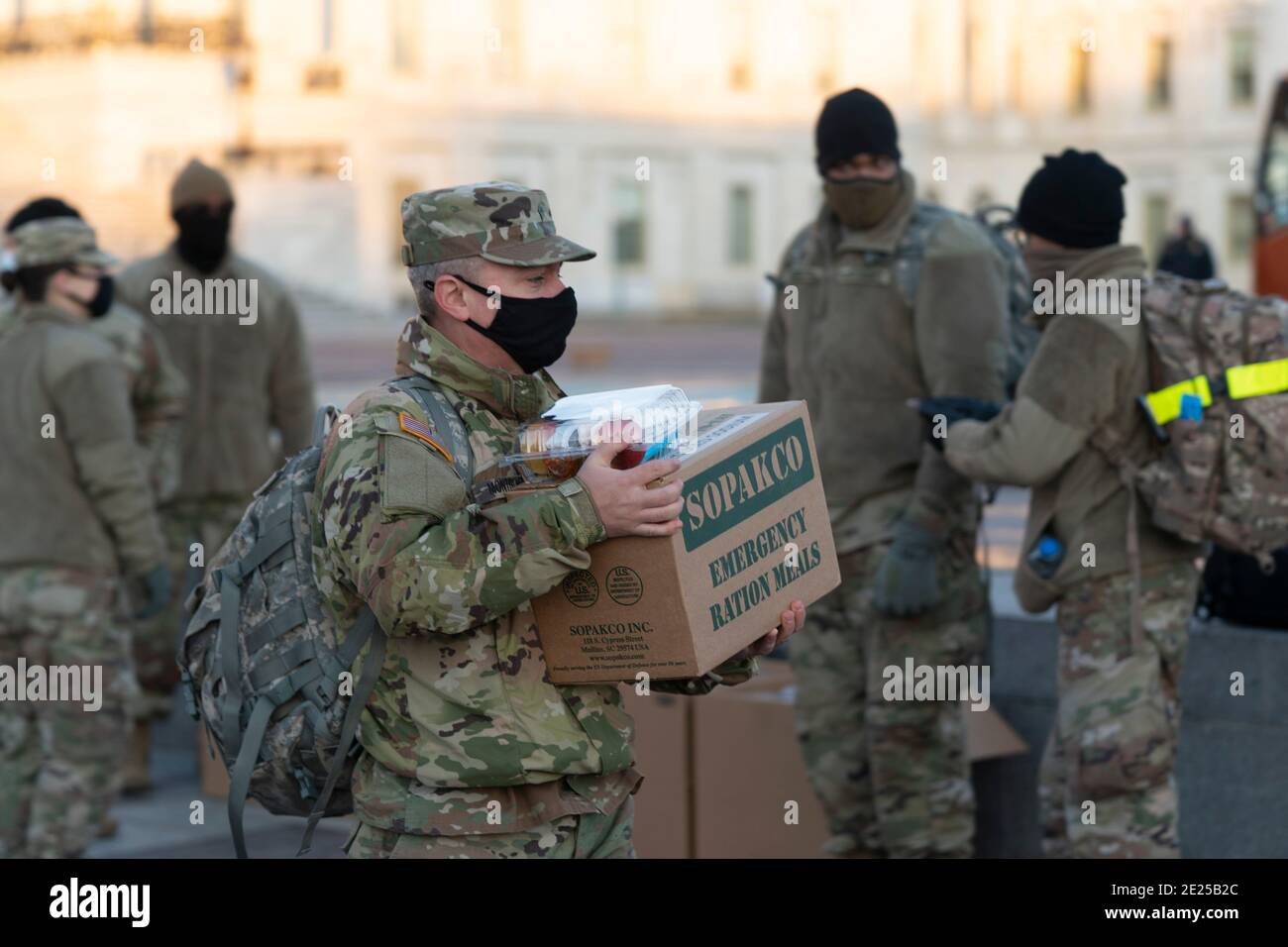 12 de enero de 2021 - Washington DC- los miembros de la Guardia Nacional se reúnen en Capitol Hill. Crédito de la foto: Chris Kleponis/Sipa USA Foto de stock