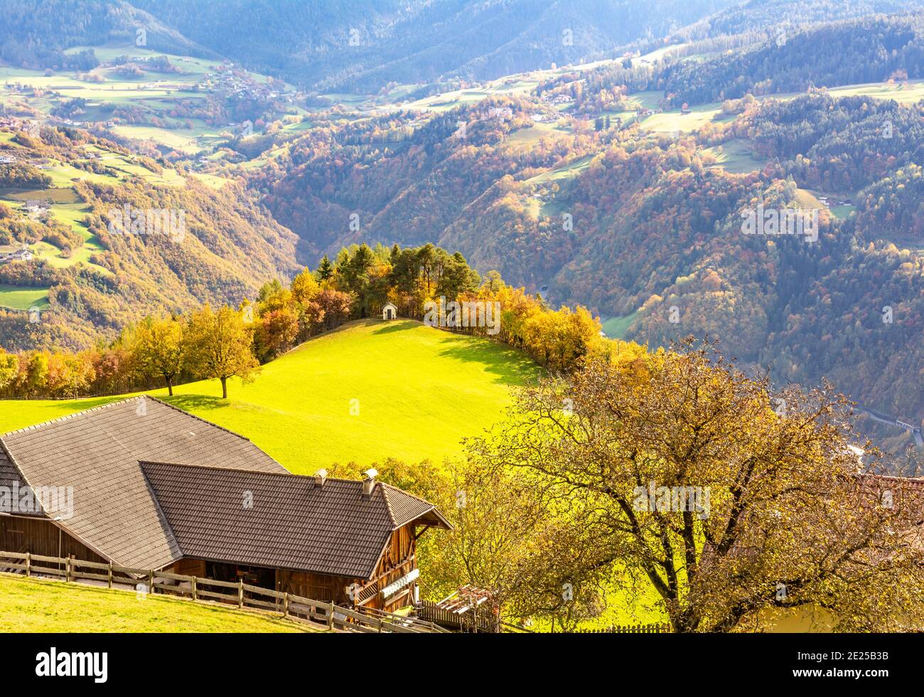 Vista otoñal del valle del Eisack en el sur del Tirol - Eisacktal - norte de Italia - Europa. Fotografía de paisajes Foto de stock