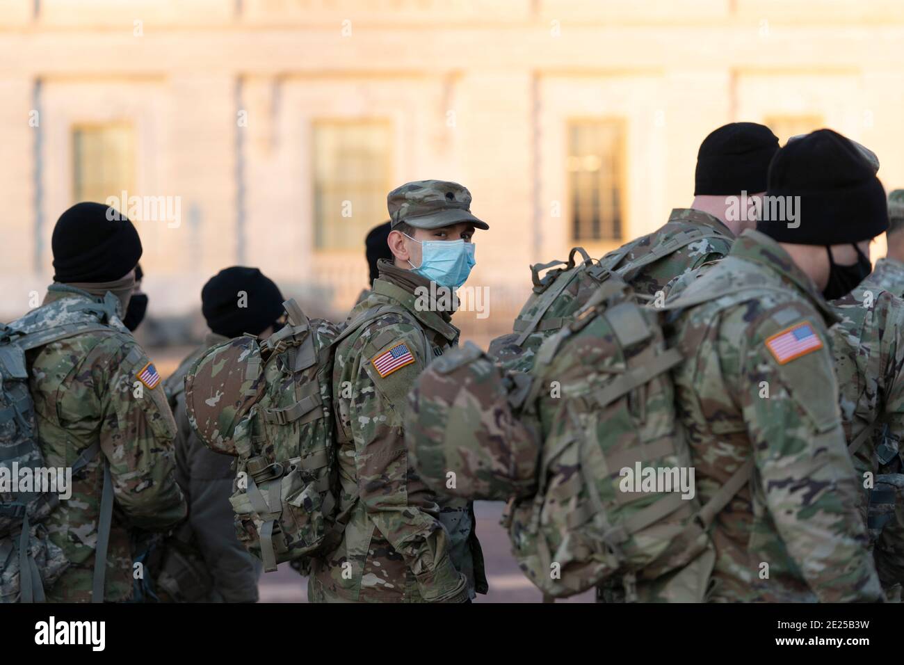 12 de enero de 2021 - Washington DC- los miembros de la Guardia Nacional se reúnen en Capitol Hill. Crédito de la foto: Chris Kleponis/Sipa USA Foto de stock