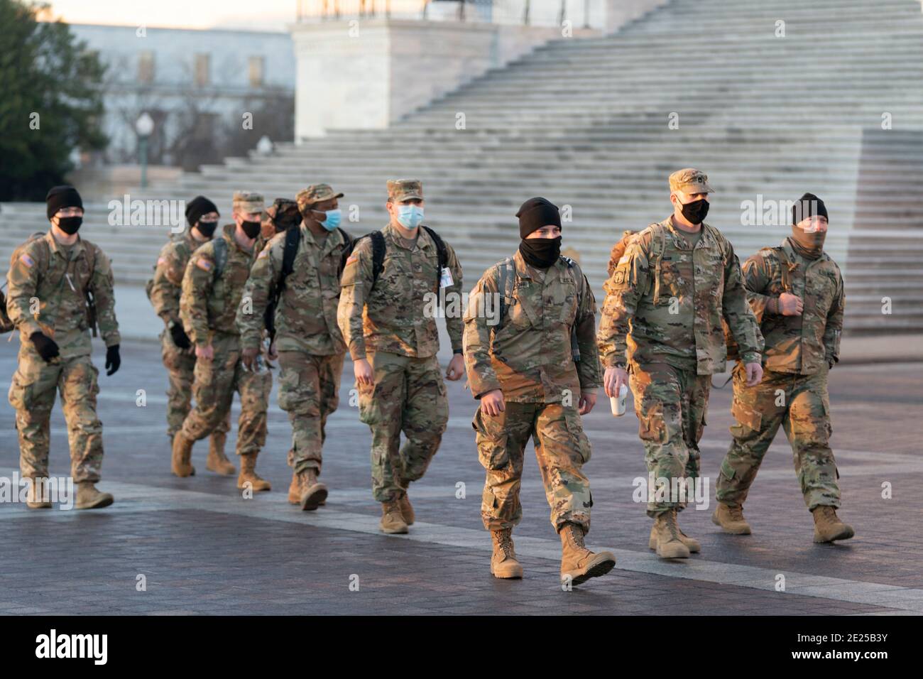 12 de enero de 2021 - Washington DC- los miembros de la Guardia Nacional se reúnen en Capitol Hill. Crédito de la foto: Chris Kleponis/Sipa USA Foto de stock