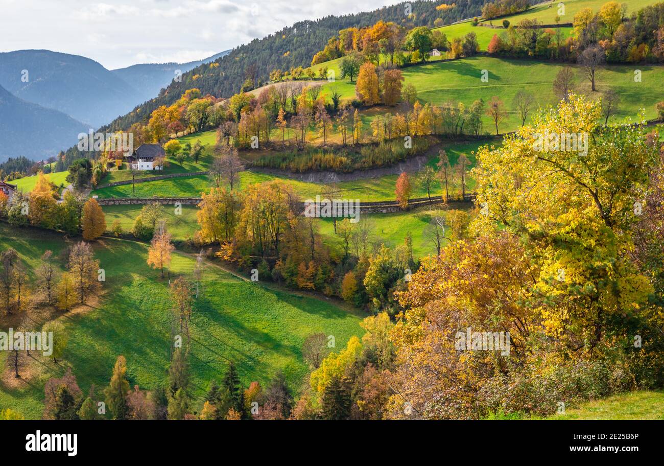 Vista otoñal del valle del Eisack en el sur del Tirol - Eisacktal - norte de Italia - Europa. Fotografía de paisajes Foto de stock