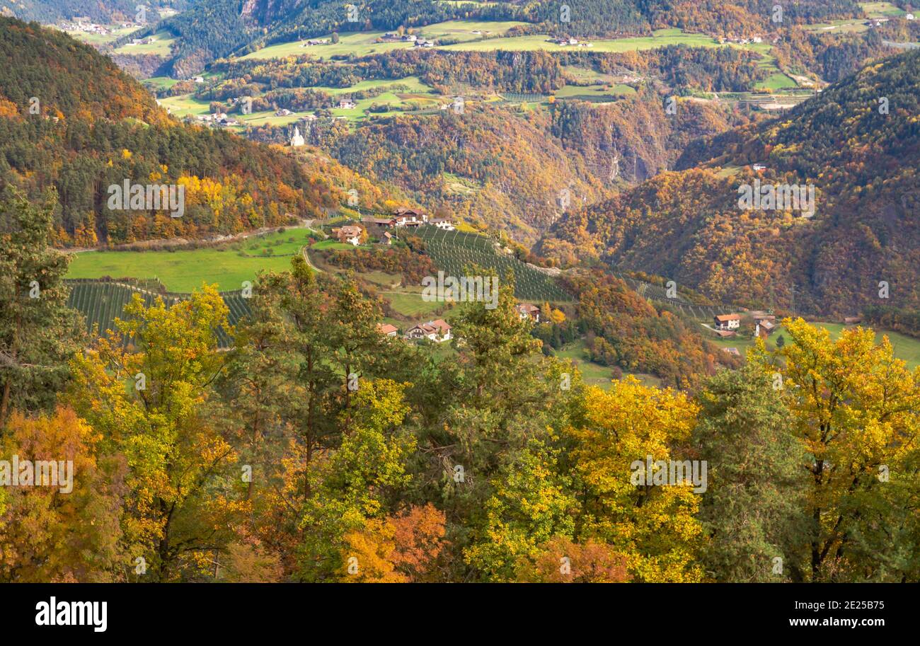 Vista otoñal del valle del Eisack en el sur del Tirol - Eisacktal - norte de Italia - Europa. Fotografía de paisajes Foto de stock