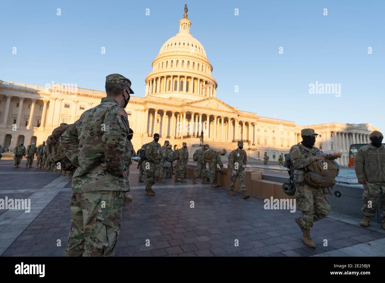 12 Enero 2021- Washington DC- los miembros de la Guardia Nacional están sirviendo una comida matutina antes de tomar posiciones asignadas en Capitol Hill. Crédito de la foto: Chris Kleponis/Sipa USA Foto de stock