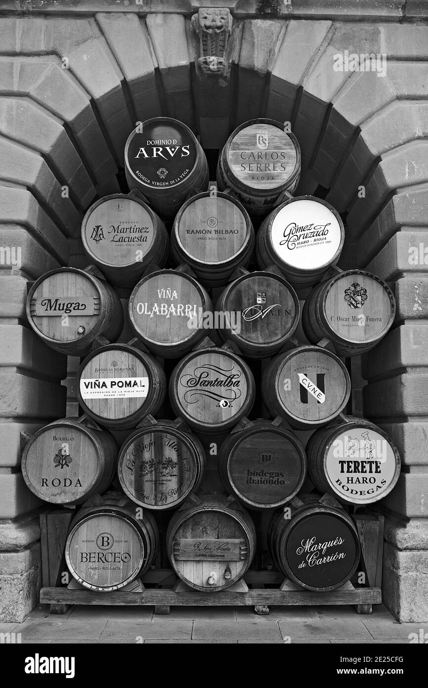 Barriles de vino en La Rioja productores de vino de la región muestra en los arcos del Ayuntamiento de Haro, La Rioja, España Foto de stock