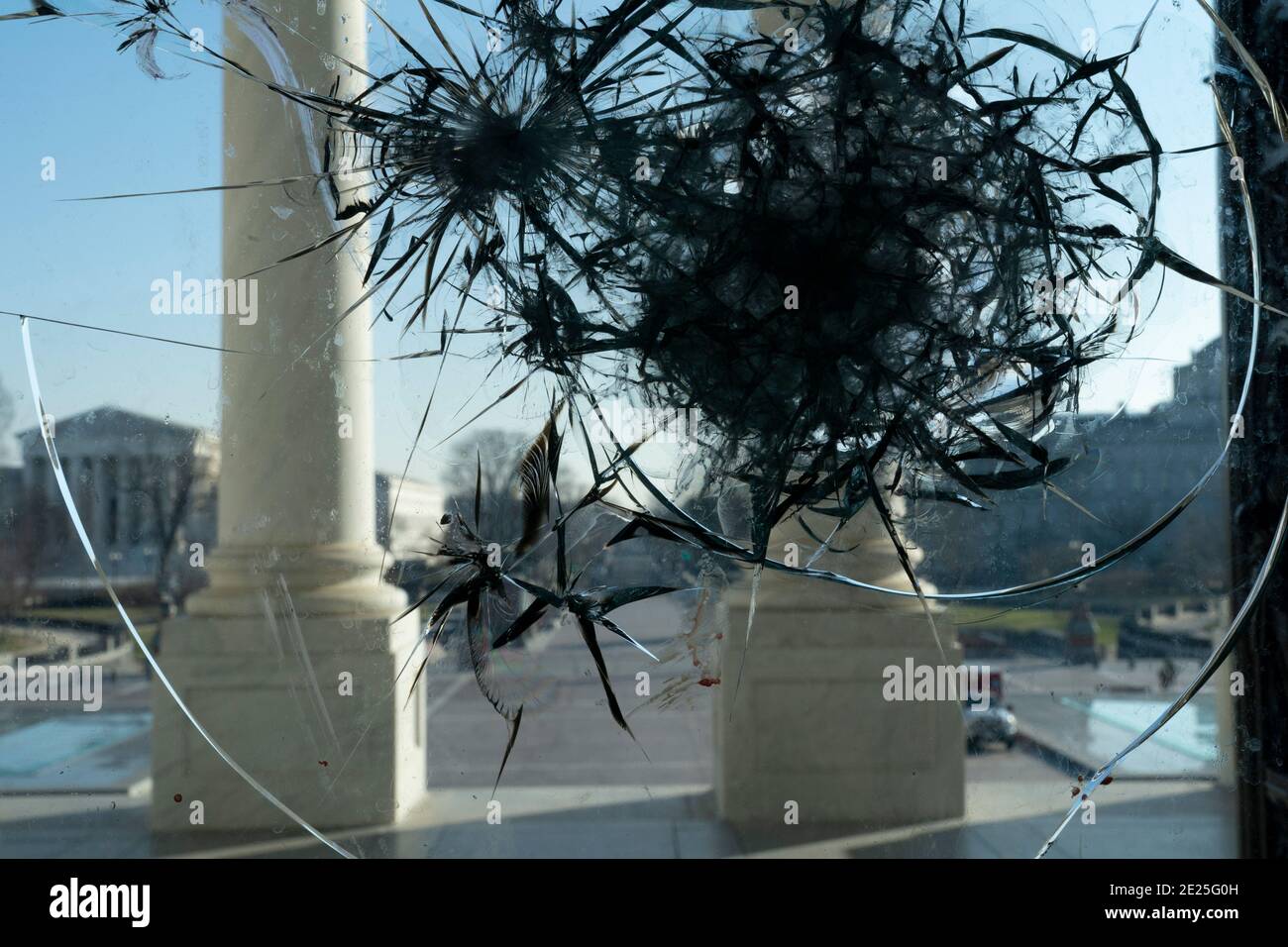 12 de enero de 2021 - Washington DC- una ventana dañada quedó sin reparar después de que Trump Supporters asalcara el Capitolio. Crédito de la foto: Chris Kleponis/Sipa USA Foto de stock