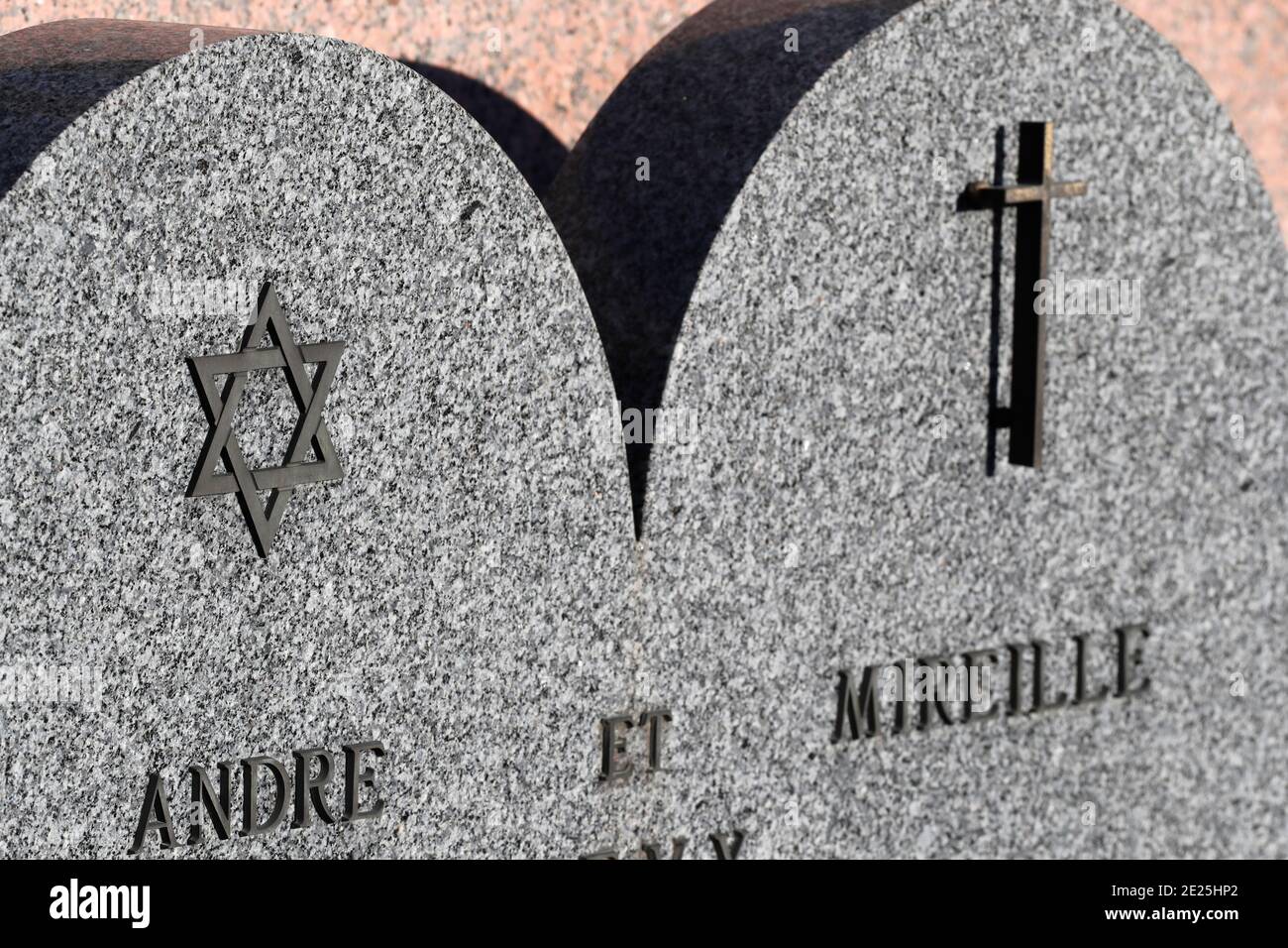 Día de todos los Santos en un cementerio. Tumbas judías y católicas en