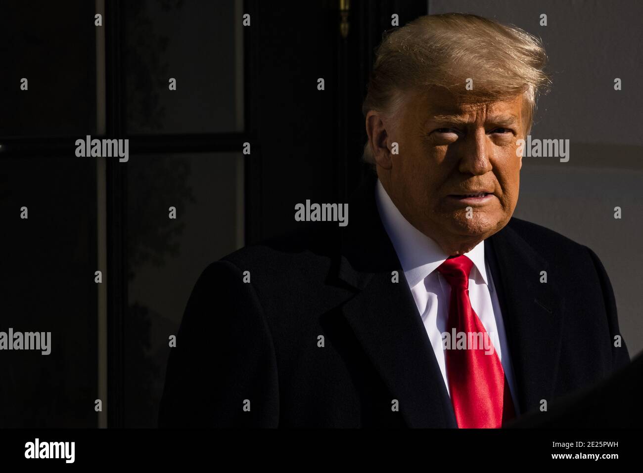 Washington DC, EE.UU. 12 de enero de 2021. El presidente Donald Trump sale de la Casa Blanca en Washington, DC el martes, 12 de enero de 2021. El Presidente se dirige hoy a Alamo, Texas, para visitar el muro fronterizo entre Estados Unidos y México. Esta es la primera aparición de los Presidentes después de la insurrección en el Capitolio de los Estados Unidos por sus seguidores la semana pasada. Foto de Samuel Corum/UPI crédito: UPI/Alamy Live News Foto de stock