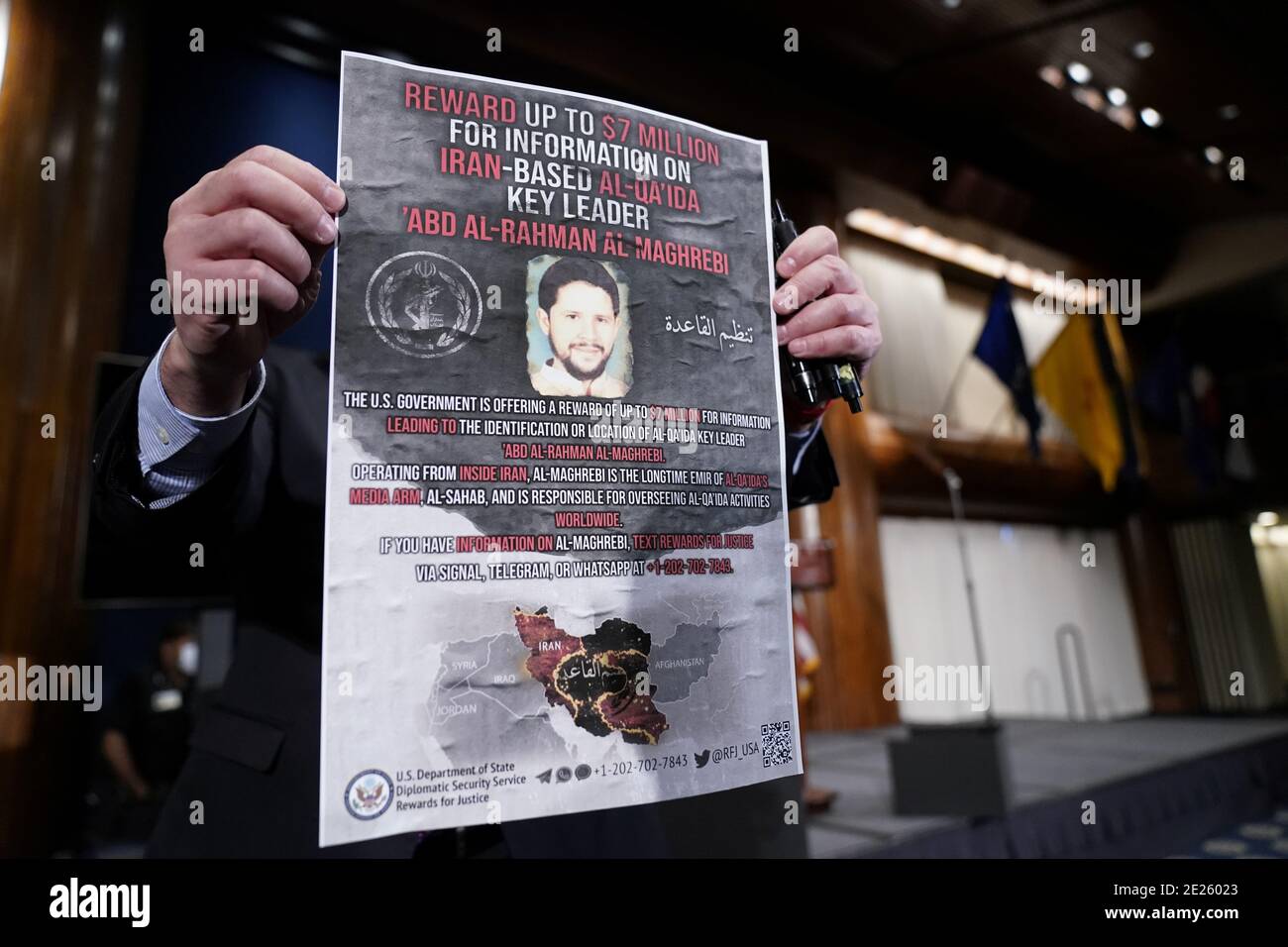 Un cartel de recompensa se exhibe en el National Press Club en Washington, DC, EE.UU., 12 de enero de 2021. Andrew Harnik/Pool a través DE REUTERS Foto de stock