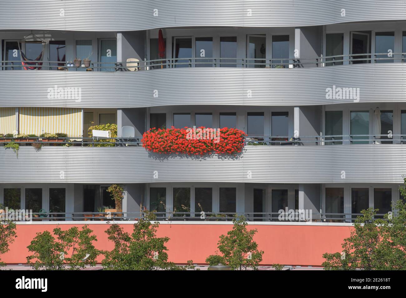 Balkon, Wohnhaus, Stralauer Allee, Friedrichshain, Friedrichshain-Kreuzberg, Berlín, Alemania Foto de stock