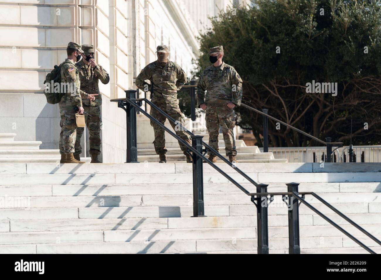 12 de enero de 2021- Washington DC- los miembros de la Guardia Nacional están vigilados en el edificio de la Oficina del Senado de Russell en Capitol Hill. Crédito de la foto: Chris Kleponis/Sipa USA Foto de stock
