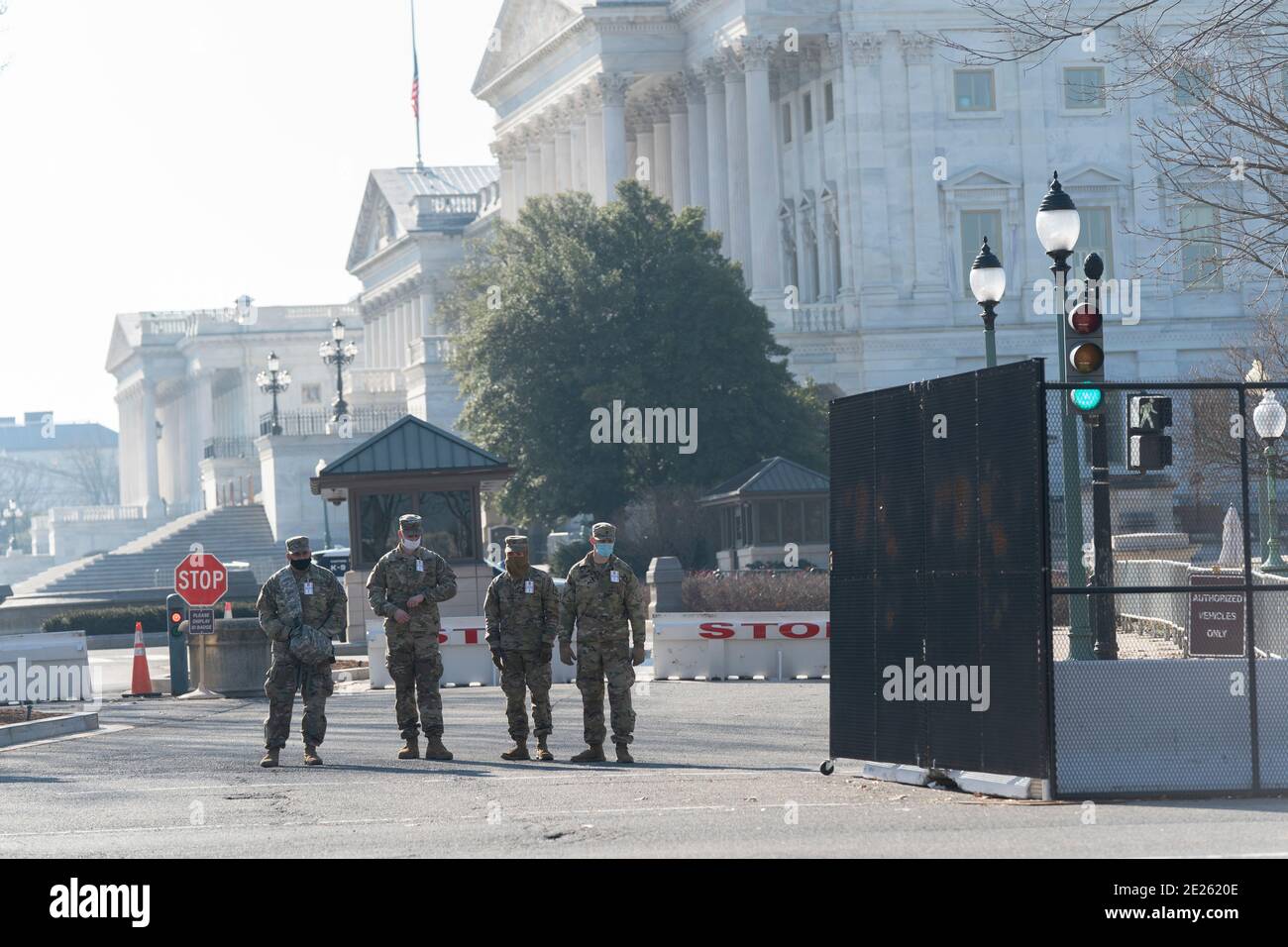 Washington DC- los miembros de la Guardia Nacional están vigilados en el Capitolio. Crédito de la foto: Chris Kleponis/Sipa, EE.UU. 12 de enero de 2021. Crédito: SIPA USA/Alamy Live News Foto de stock