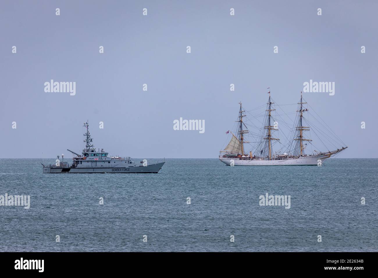 'HMC Vigilant' pasa por el 'Dangmark' de la embarcación alta dentro de la bahía de Tor, Paignton Foto de stock