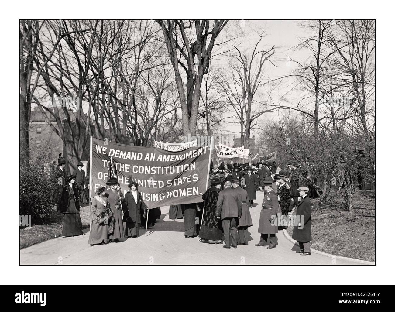 1914 el movimiento Suffragette, sufragio femenino, bajo la bandera "votos por las mujeres", que comenzó a mediados del siglo XIX, culminó en la victoria con la ratificación de la 19ª Enmienda a la Constitución el 19 de agosto de 1920. SUFRAGIO CONNECTICUT EE.UU. 1914 Foto de stock