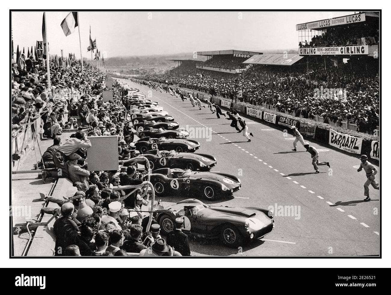 1955 Le Mans 24 HR carrera de archivo vintage inicio de carrera tradicional con los conductores sprinting a sus coches en 1955 Le Mans 24 horas de inicio de carrera. Esta carrera vio un trágico y catastrófico accidente que mató a ochenta y tres espectadores cuando un motor de coche de Mercedes y partes rodaron a través de la multitud principal. Mercedes se retiró de las carreras de coches durante una década como resultado. El ganador final : Jaguar D Tipo No 6 conducido por M. Hawthorn y I. Bueb. Distancia recorrida 4.135,380 km a una media de 172,308 km/h Brecha entre 1st y 2nd Lugar: 73,362 km Foto de stock