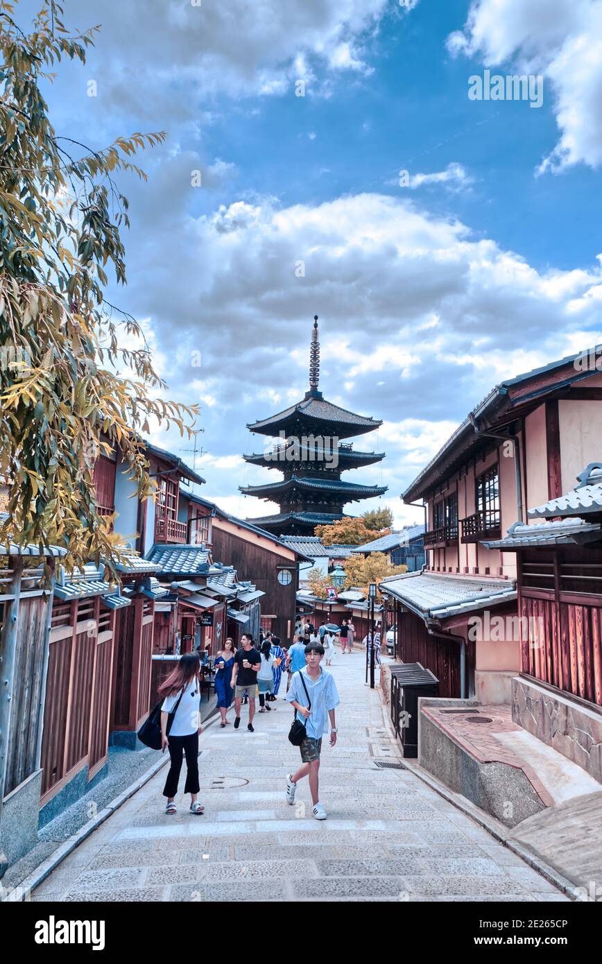 2018 08, Kyoto, Japón. Turistas en las típicas calles adoquinadas de Kioto en el distrito de Higashiyama en medio de casas tradicionales de madera con th Foto de stock