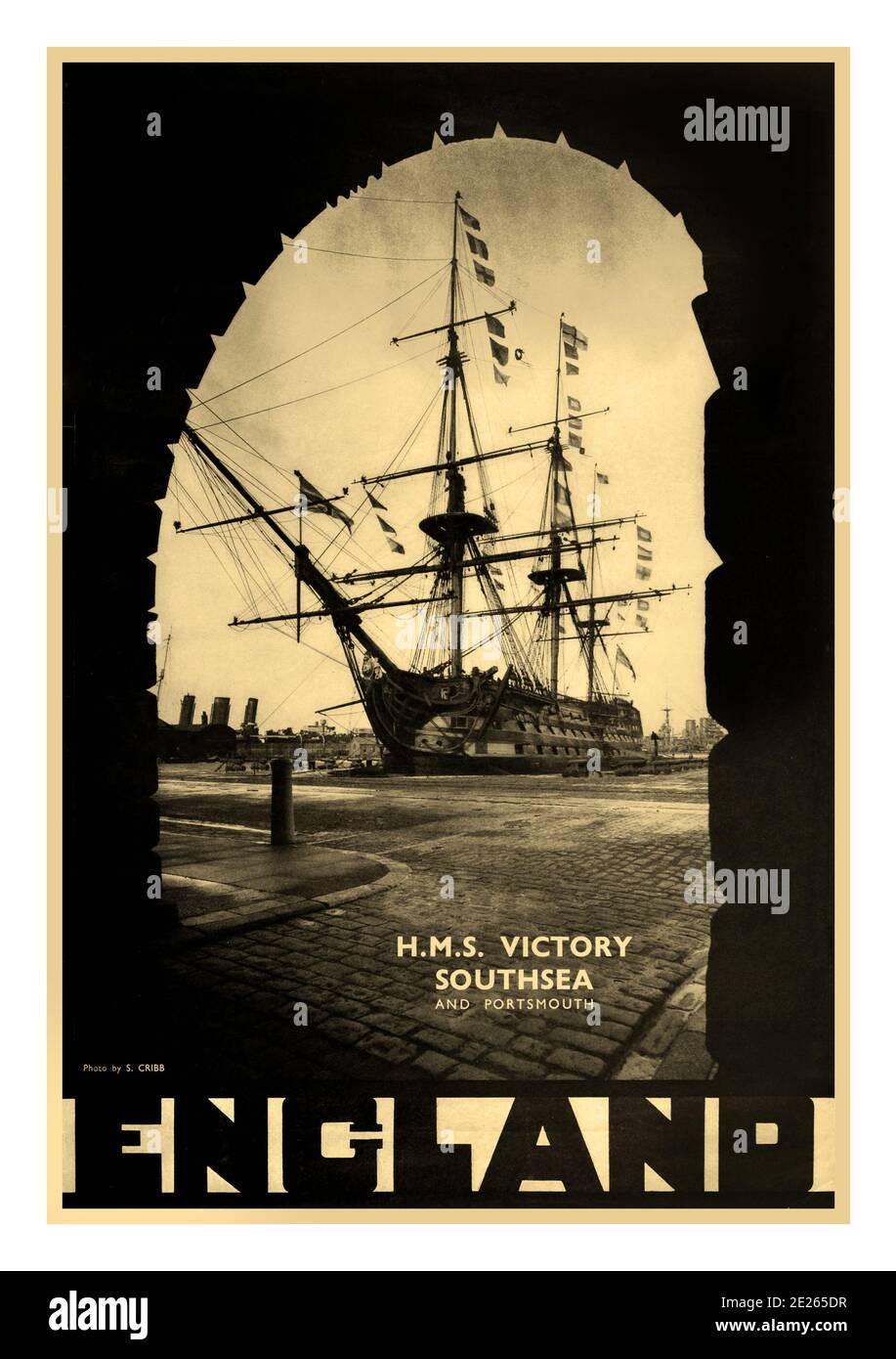 El cartel publicitario de viajes de la época del HMS VICTORY de 1930 para el HMS Victory - Southsea y Portsmouth - Inglaterra - Monotone Photo de S. Cribb presenta el HMS Victory enmarcado por un arco de ladrillo con una frontera negra y letras estilizadas. Reino Unido, diseñador: S. Cribb, 1930 Foto de stock