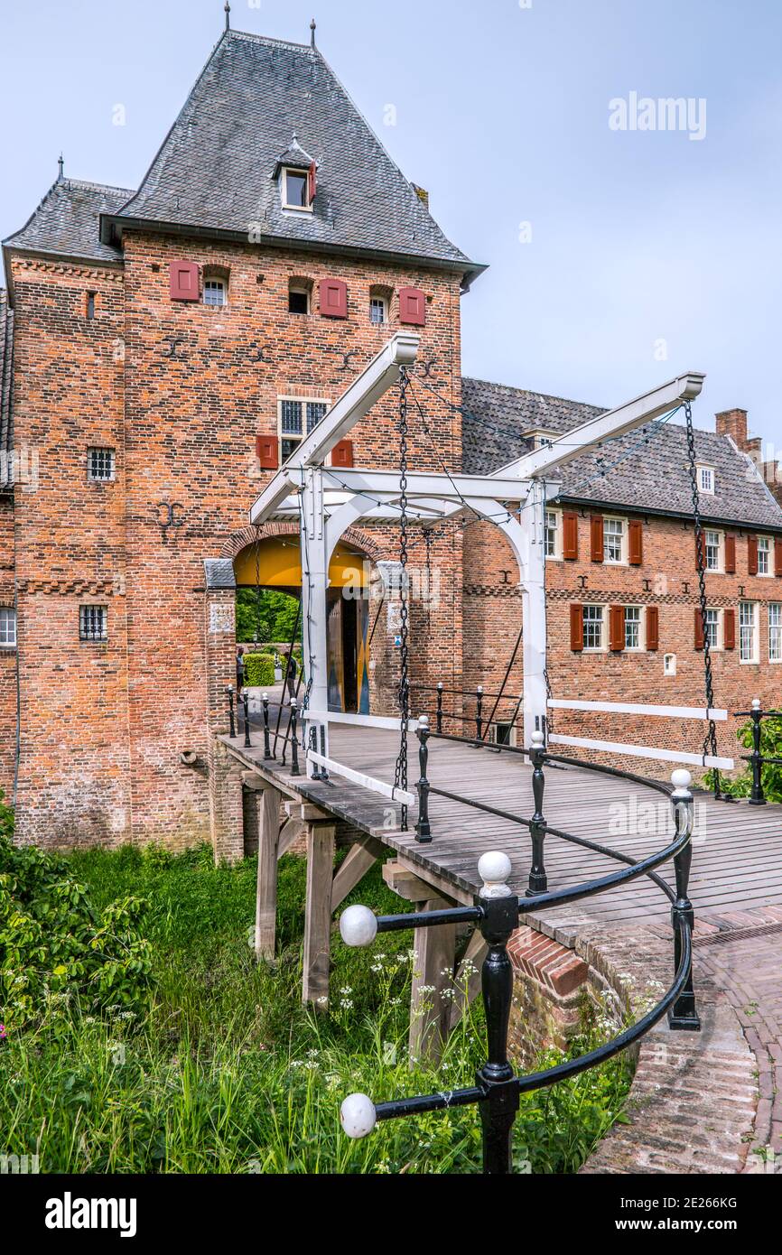 Puerta de entrada y puente de tiro sobre foso del castillo medieval Doorwerth cerca de Arnhem, Gelderland, países Bajos Foto de stock