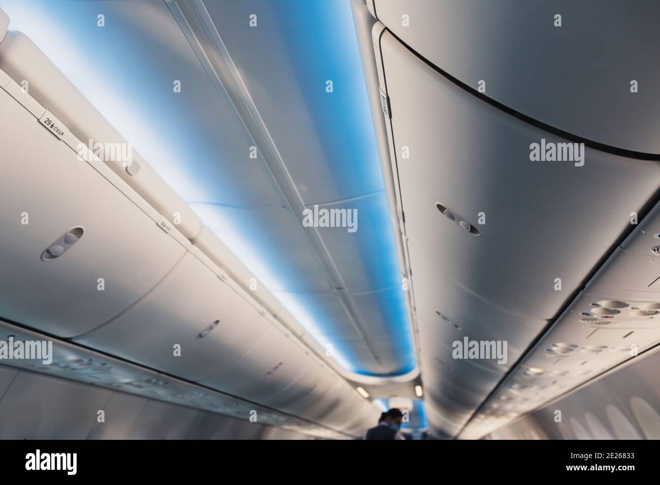 Portaequipajes de avión - espacio de almacenamiento para equipaje de mano  y. maletas durante el vuelo - interior del avión Fotografía de stock - Alamy