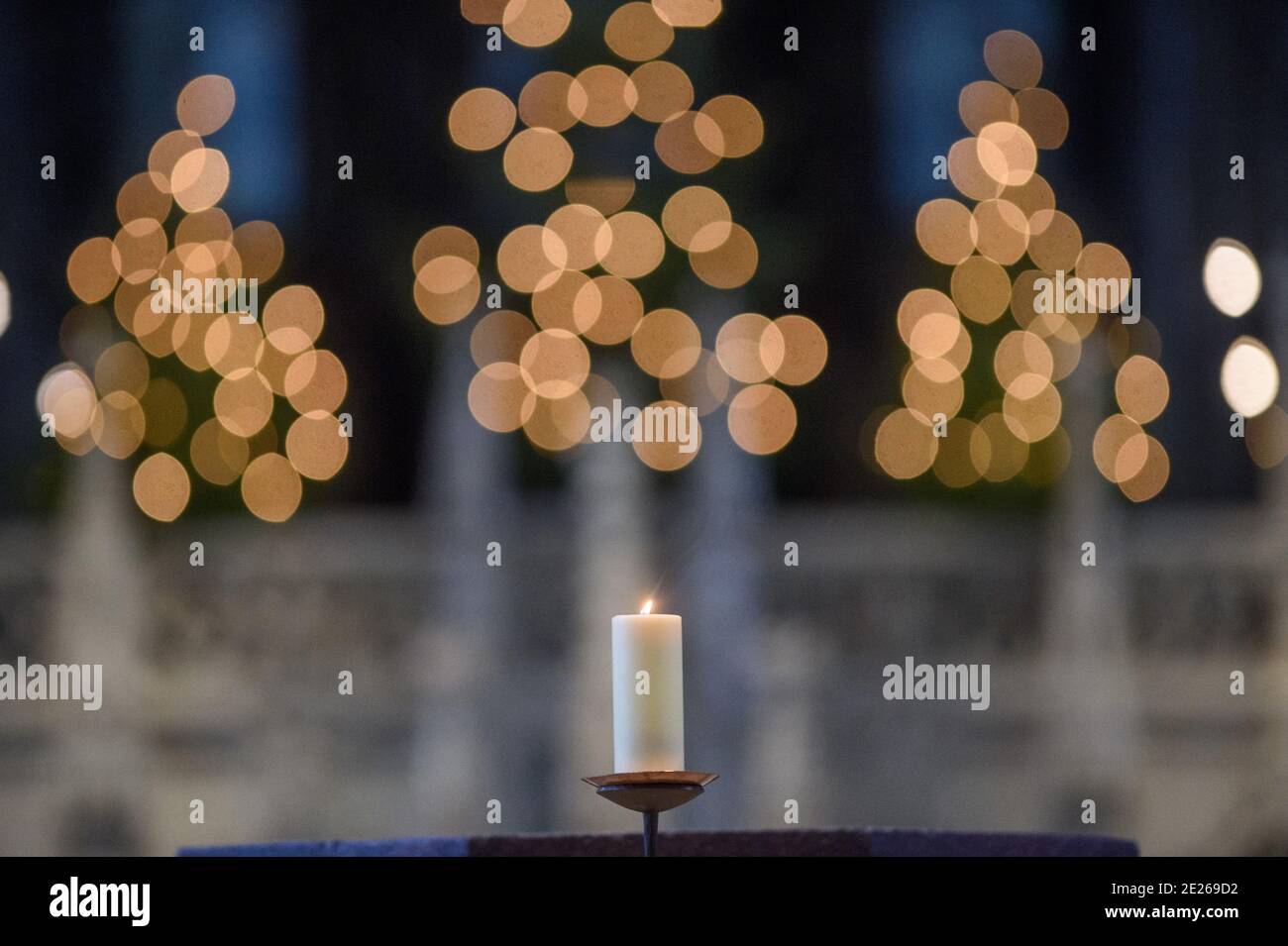 06 de enero de 2021, Sajonia-Anhalt, Magdeburg: Una vela arde en la Catedral de San Mauricio y Catalina en Magdeburg. Debido a la propagación del coronavirus, solo 100 participantes fueron permitidos para el servicio. Epifanía es una fiesta de la iglesia muy antigua y se celebra el 6 de enero. La palabra, derivada del griego, significa "apariencia" y se refiere a la aparición de Dios en el mundo con el nacimiento de Cristo. En Sajonia-Anhalt, el 6 de enero es una fiesta pública. En la Iglesia Católica, el 6 de enero se celebra como "Epifanía" o el día de los tres Reyes. Foto: Klaus-Dietmar Gabbert/dpa-Zentralbild/ZB Foto de stock