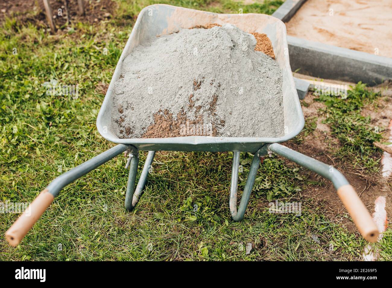 Una mezcla seca de arena y cemento para fortalecer el base para la  colocación de losas de pavimentación - la tecnología de la construcción un  camino de acera Fotografía de stock - Alamy