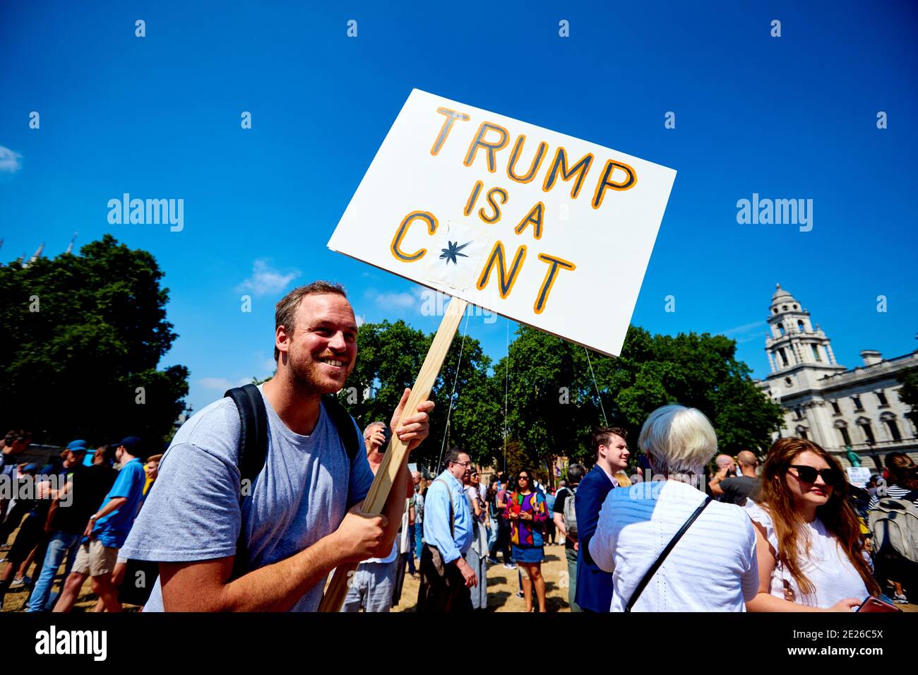 El hombre que tiene un signo que dice Trump es un C*nt in Plaza del Parlamento durante una visita oficial del Presidente de los Estados Unidos A Londres Foto de stock