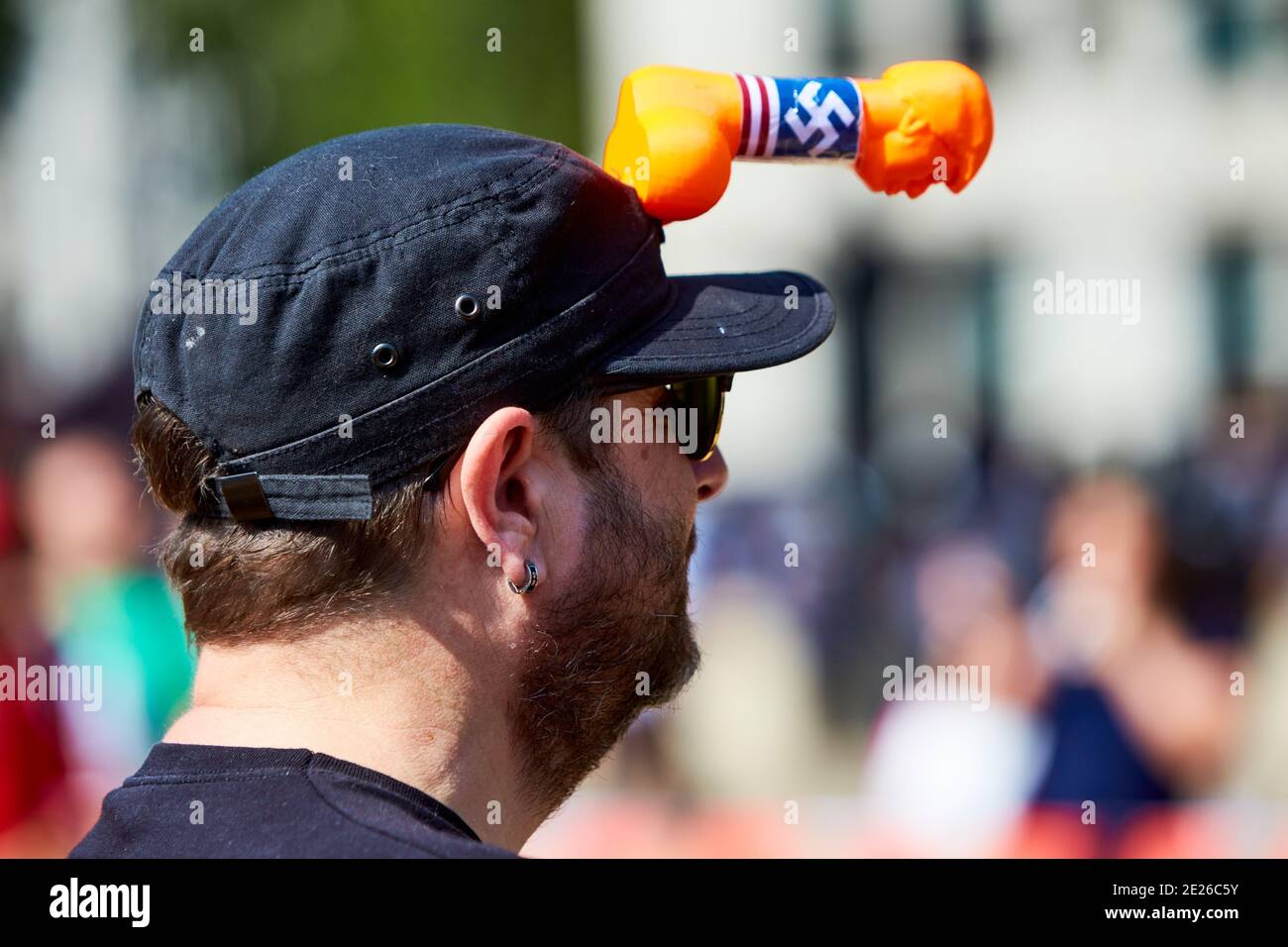 Un manifestante con una gorra de béisbol que compara a Donald Trump con un Nazi en la Plaza del Parlamento durante una visita oficial por el Presidente DE LOS ESTADOS UNIDOS en Londres Foto de stock