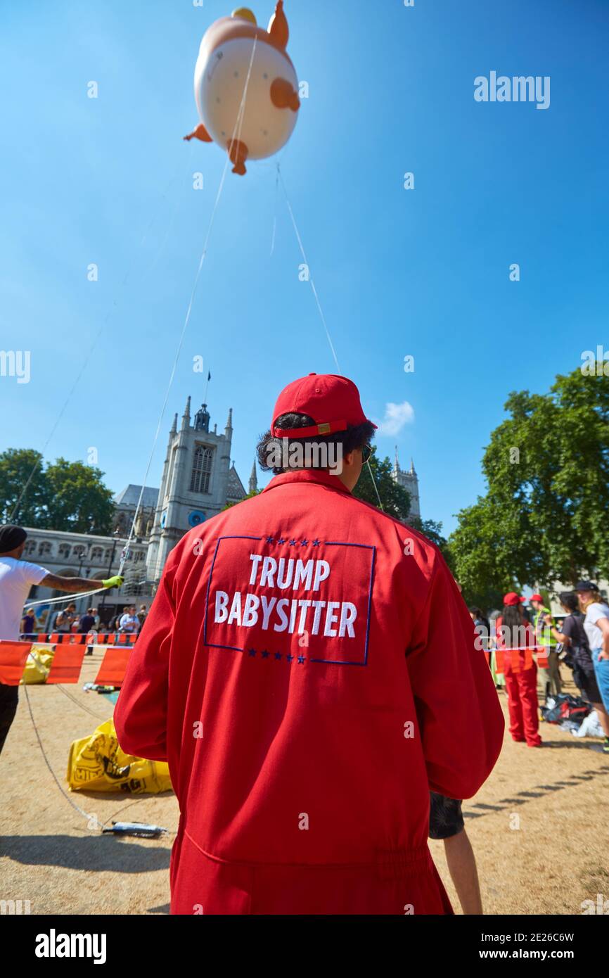 Trump Baby blimp Flying y Trump Babysitter en Parliament Square Durante una visita oficial del Presidente de los Estados Unidos a Londres Foto de stock