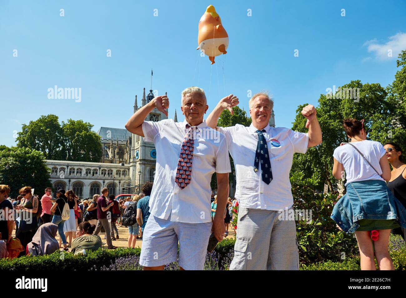 Manifestantes vestidos como Donald Trump en la Plaza del Parlamento durante An Visita oficial del Presidente de los Estados Unidos a Londres Foto de stock