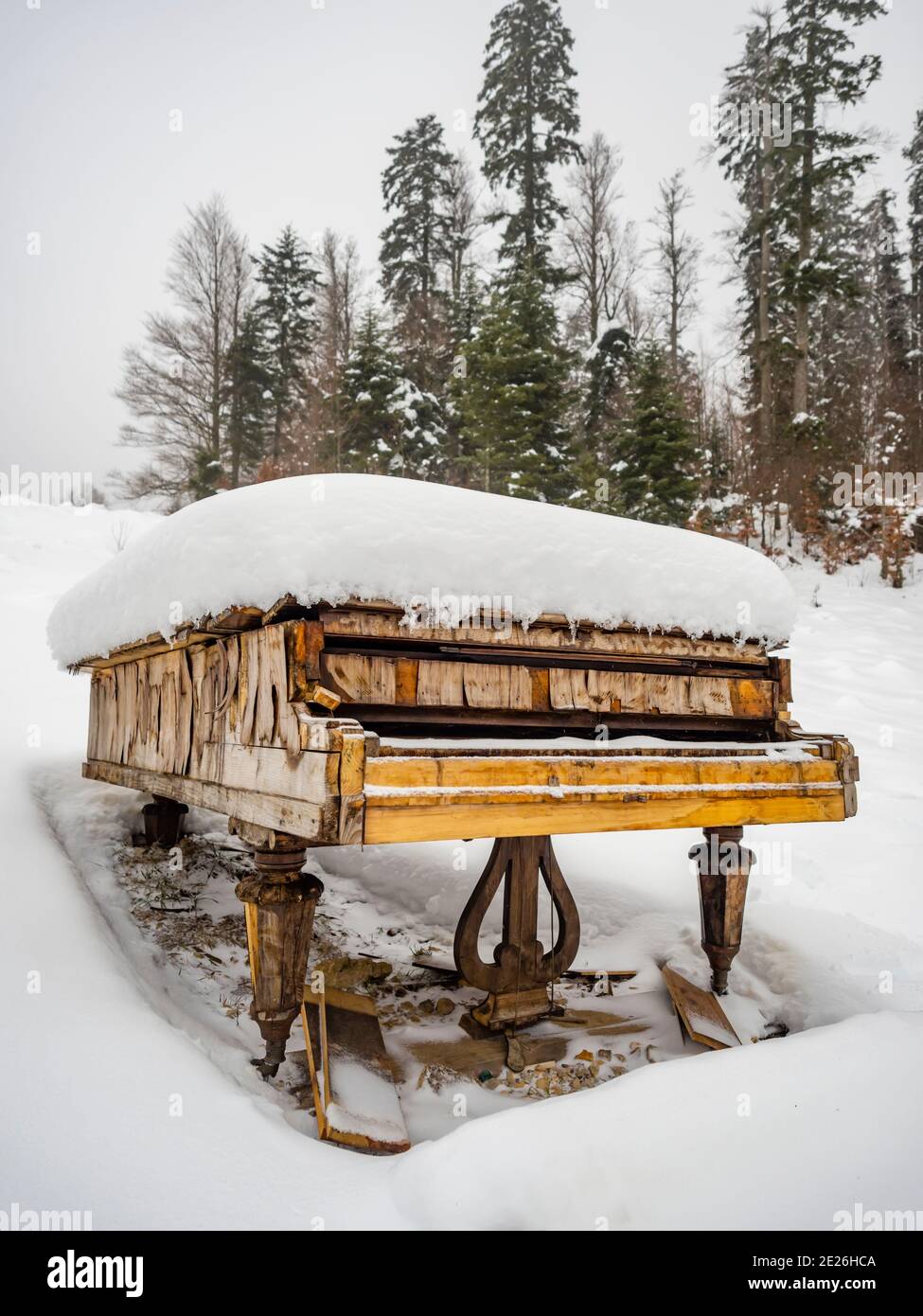 Derelict derelict abandonado piano tranquilo paisaje nevado de invierno  deshabitado reencarnado American West Village Roswell cerca de Fuzine en  Croacia Europa Fotografía de stock - Alamy