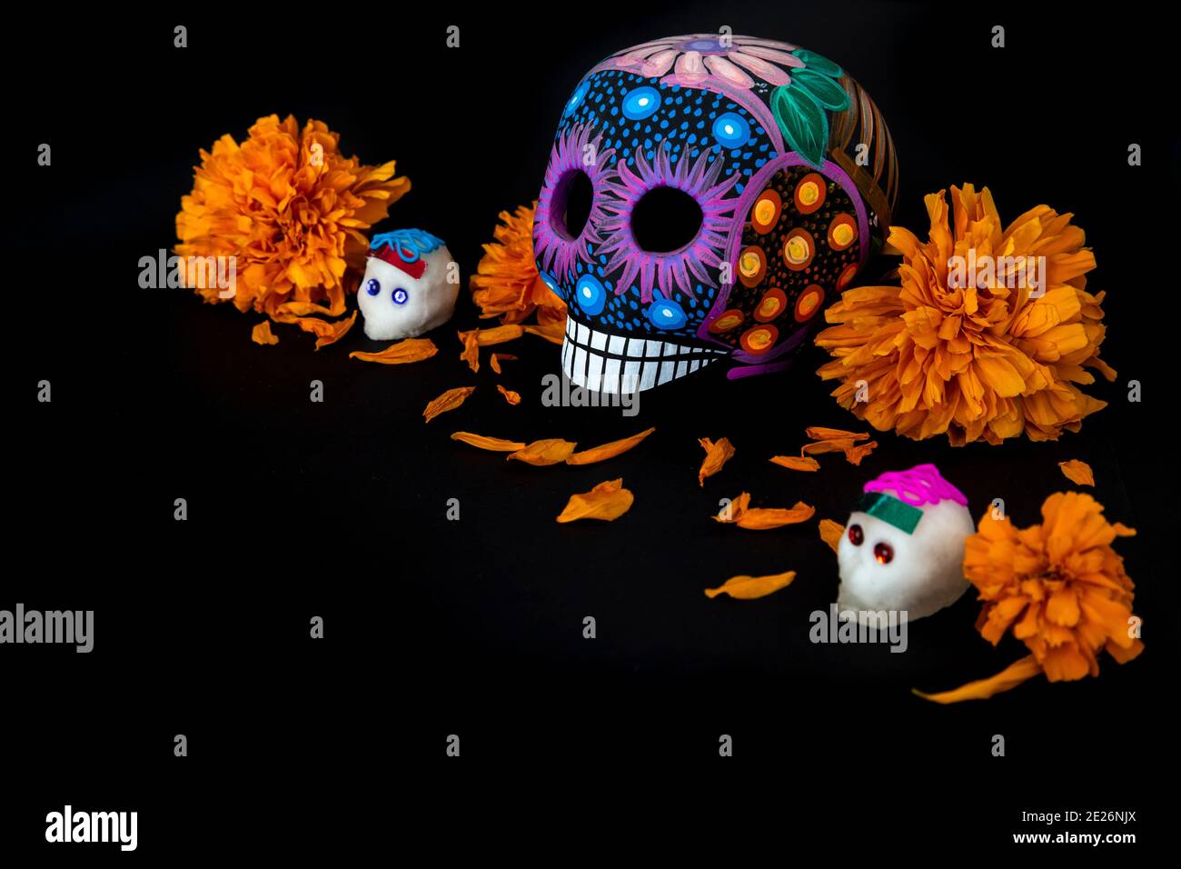 Colores cráneos y flores de cempasuchil (para el día de los muertos, México  Fotografía de stock - Alamy