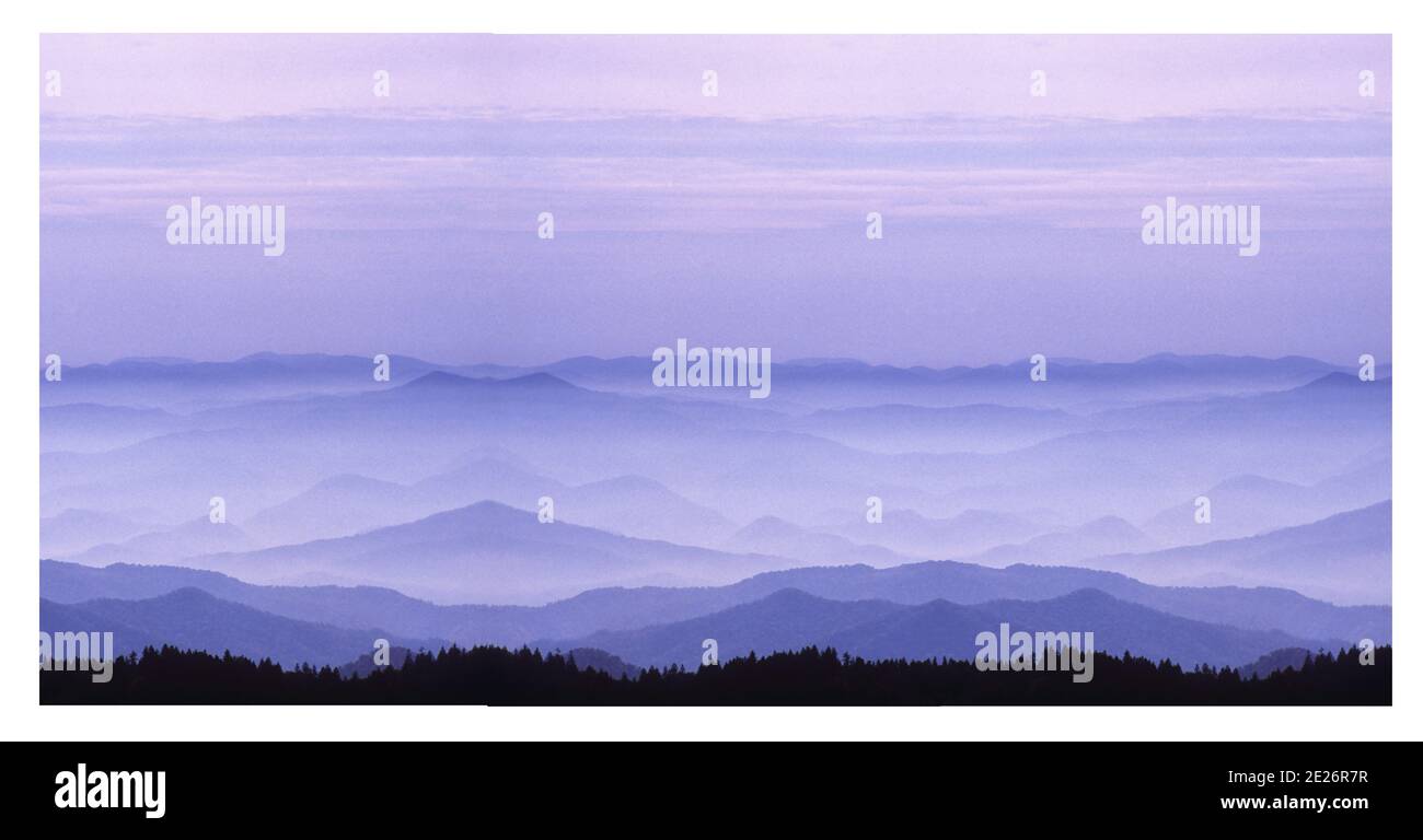 Exposición prolongada en película de gran formato, previa al amanecer, en las montañas Blue Ridge de Carolina del Norte. Niebla y niebla en los valles, delineando las crestas Foto de stock