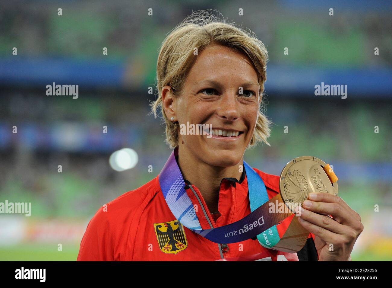 Jennifer Oeser, de Alemania, posa con su medalla de plata después del heptathlon femenino durante el cuarto día del XIII Campeonato Mundial de Atletismo de la IAAF en el Estadio Daegu en Daegu, Corea del Sur, el 30 de agosto de 2011. Foto de Myunggu han/ABACAPRESS.COM Foto de stock