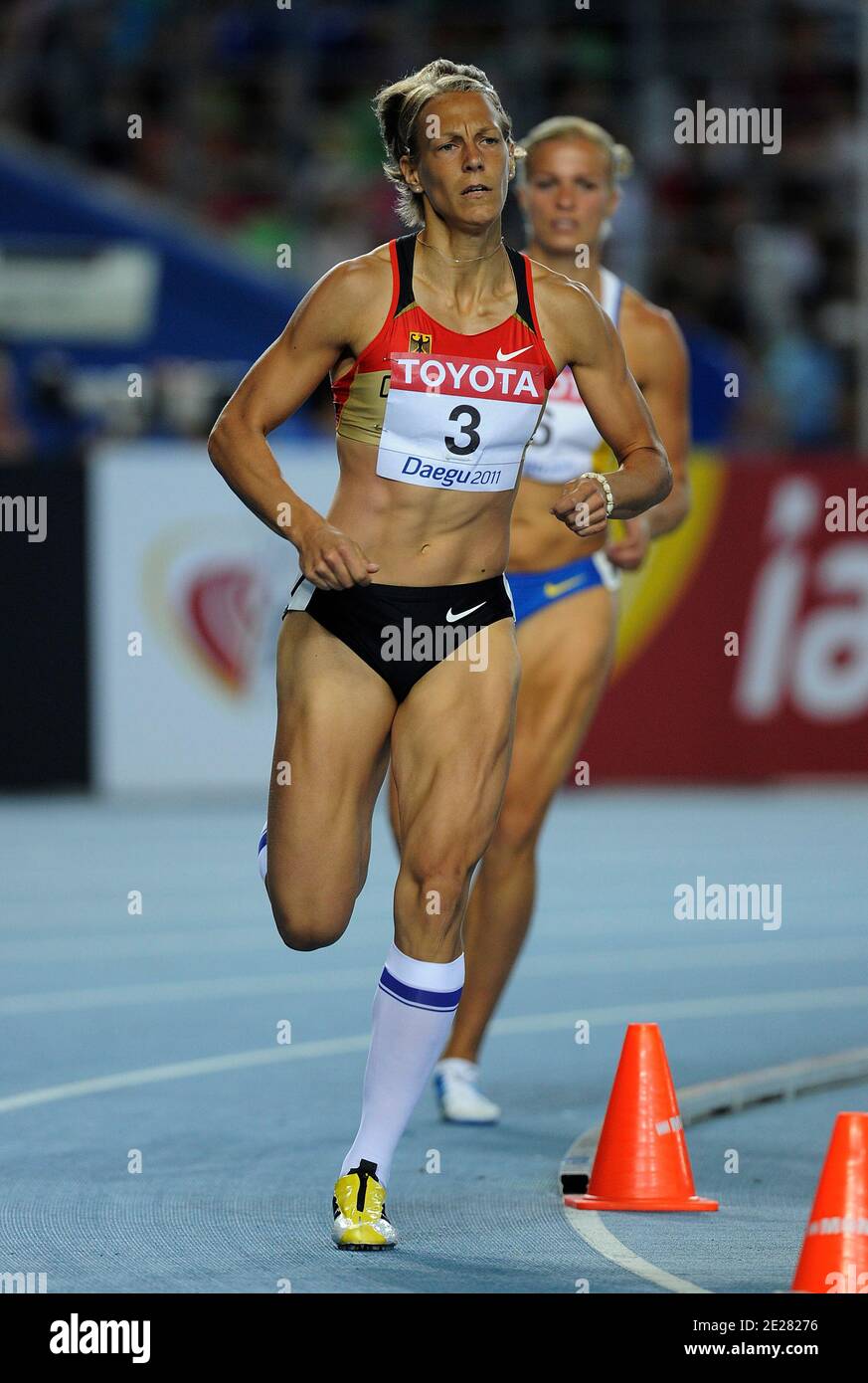 Jennifer Oeser, de Alemania, compite en los 800 metros del heptathlon femenino durante el cuarto día del XIII Campeonato Mundial de Atletismo de la IAAF en el Estadio Daegu en Daegu, Corea del Sur, el 30 de agosto de 2011. Foto de Myunggu han/ABACAPRESS.COM Foto de stock