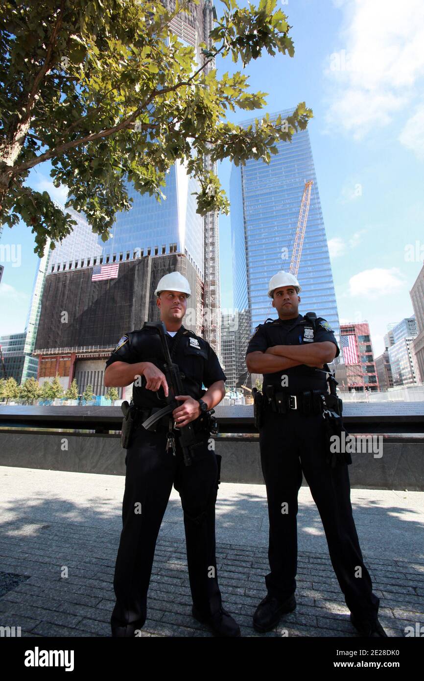 Dos días antes del décimo aniversario de los ataques de 9/11, la seguridad era pesada frente a la Torre de la Libertad en el sitio del World Trade Center en Nueva York, NY, EE.UU. El 09 de septiembre de 2011. Foto por ABACAPRESS.COM Foto de stock