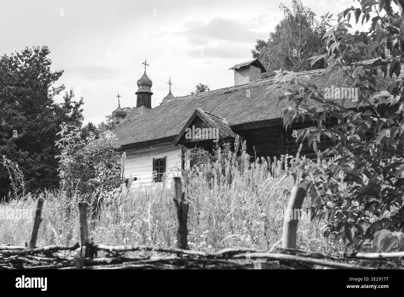 Negro Blanco foto de la antigua arquitectura rural. Casa de madera con techo de paja, cabaña de madera. Foto de stock