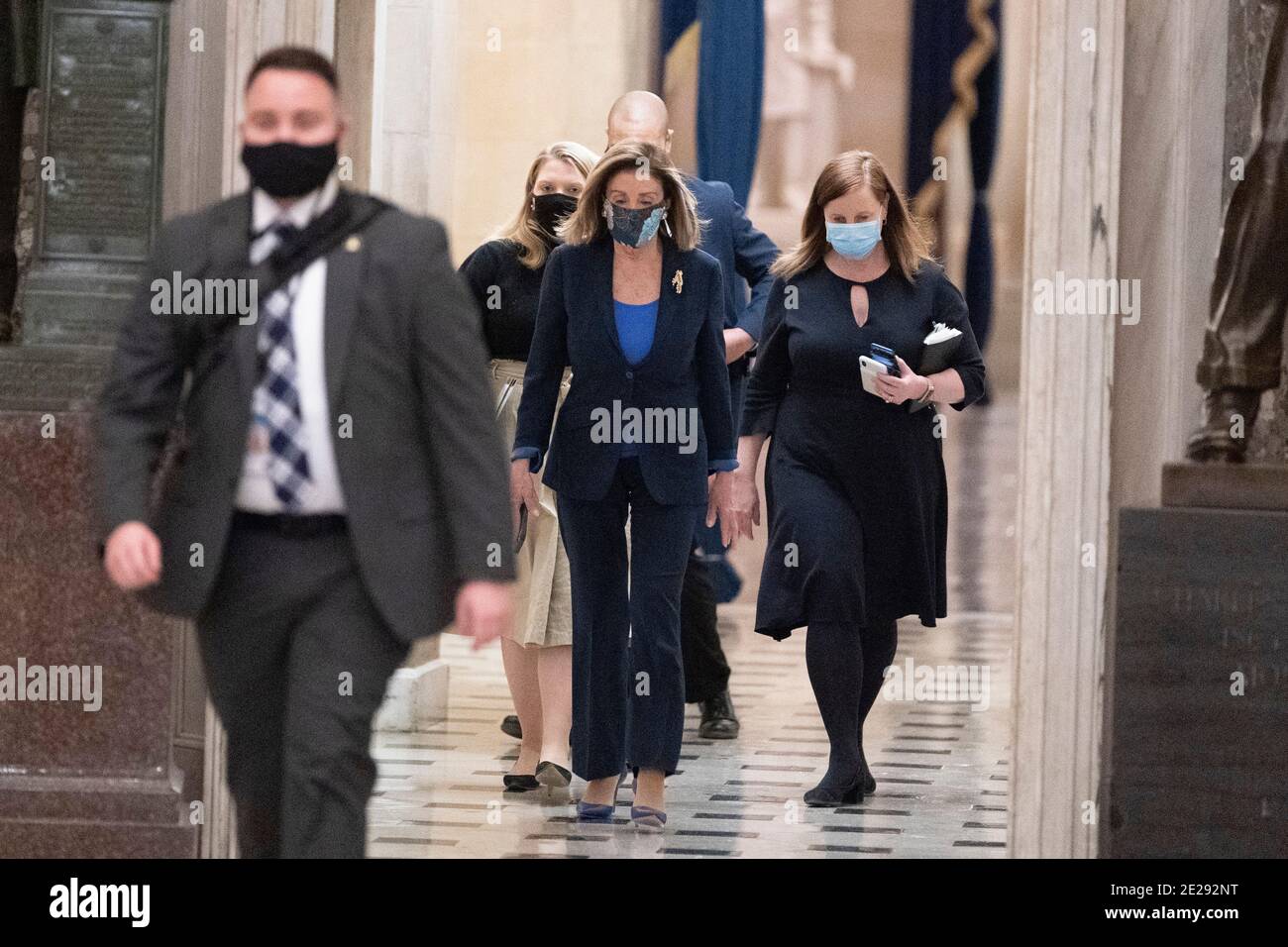 Washington DC- Presidente de la, Estados Unidos. 12 de enero de 2021. La Cámara de representantes Nancy Pelosi llega a Capitol Hill para un debate y votar para pedir formalmente al Sr. Pence que invoque la Enmienda 25 que eliminaría al presidente Trump del cargo.Foto de crédito: Chris Kleponis/Sipa USA crédito: SIPA USA/Alamy Live News Foto de stock