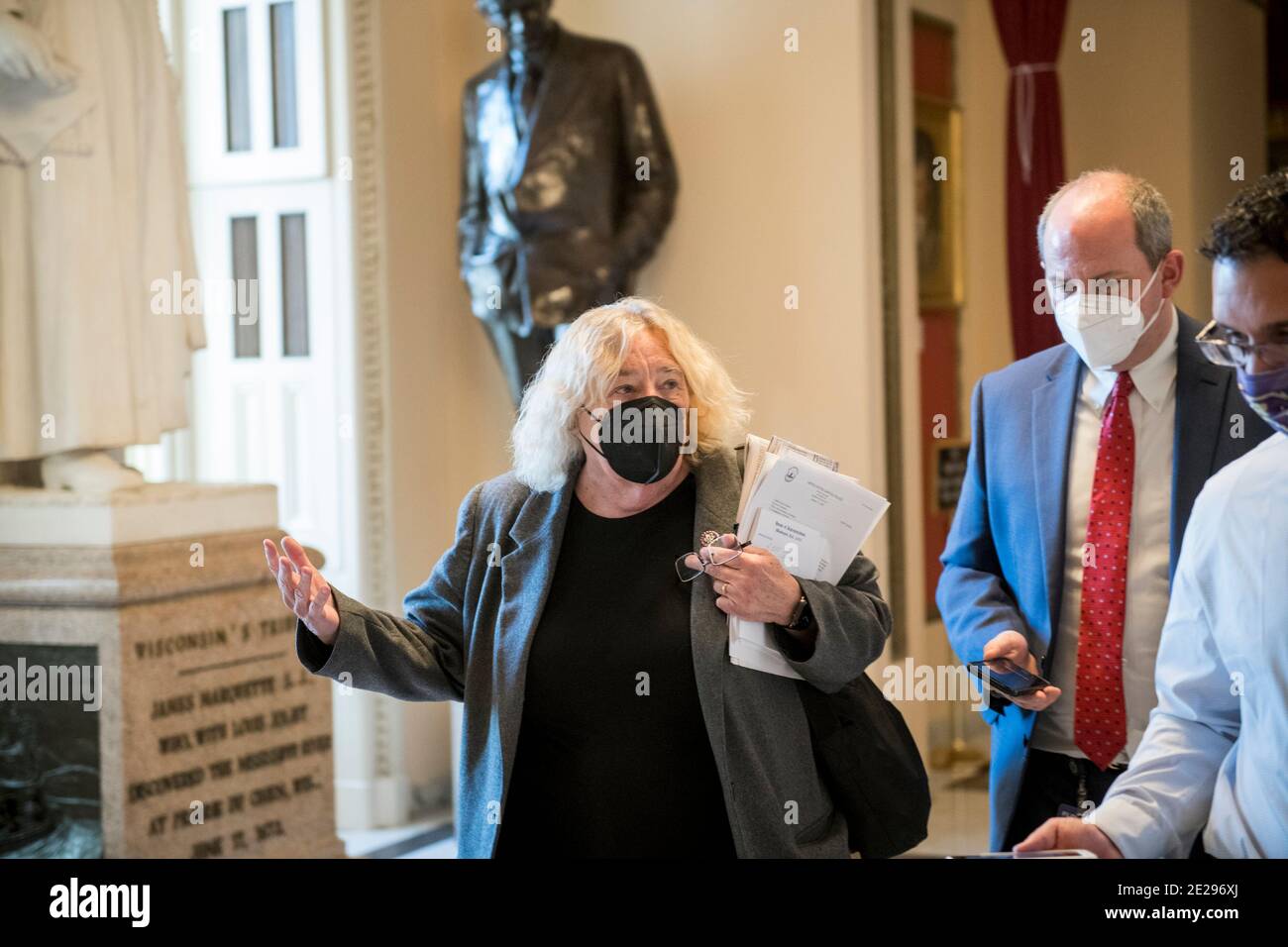 Washington, Estados Unidos de América. 12 de enero de 2021. El representante de los Estados Unidos Zoe Lofgren (demócrata de California) habla con reporteros en el Capitolio de los Estados Unidos en Washington, DC, martes, 12 de enero de 2021. Crédito: Rod Lamkey/CNP Foto via crédito: Newscom/Alamy Live News Foto de stock