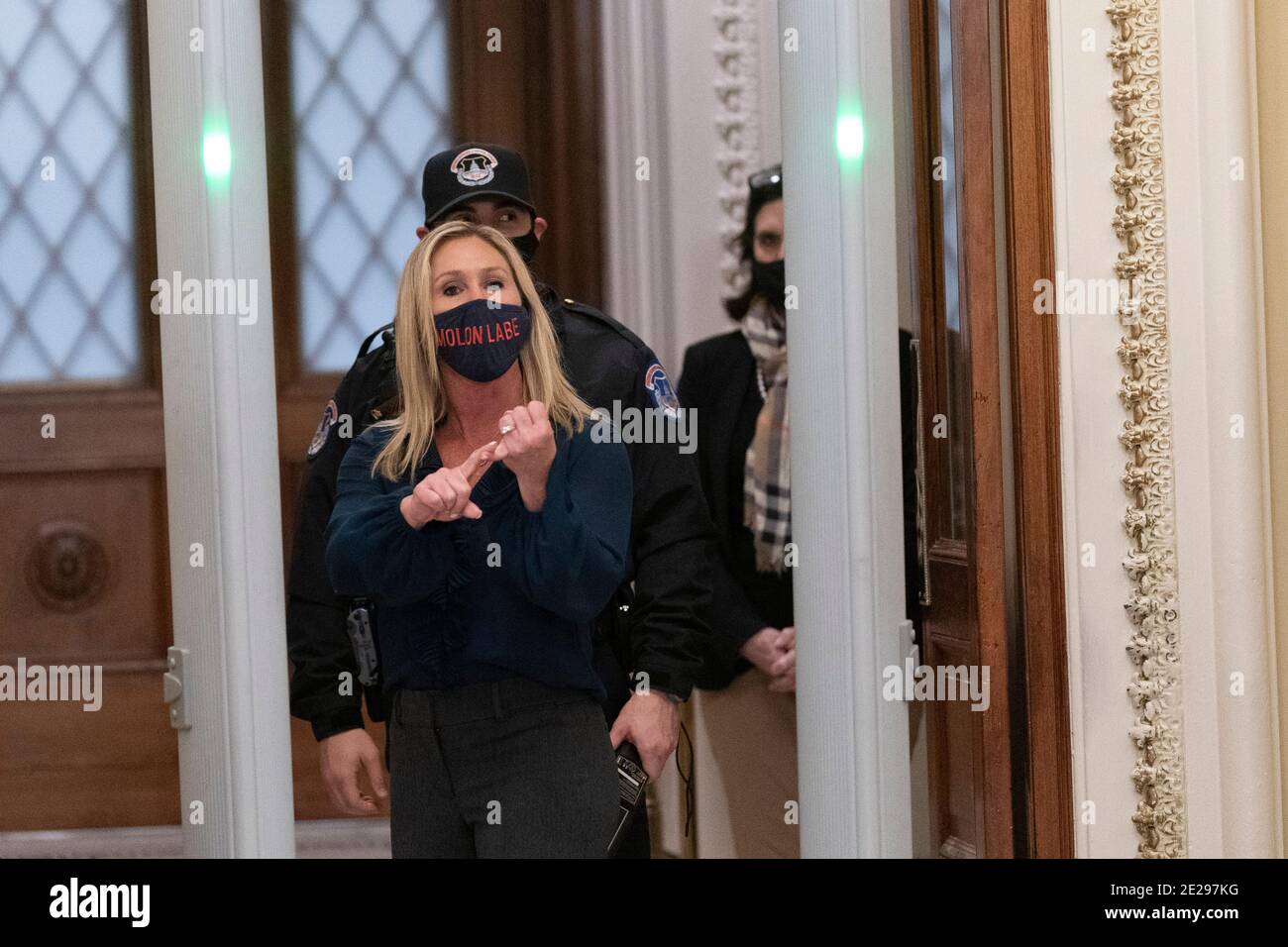 12 de enero de 2021- Washington DC- la representante Marjorie Taylor Greene(R-GA) grita a los periodistas mientras pasa por un detector de metales recién instalado fuera de la Cámara de representantes. Crédito de la foto: Chris Kleponis/Sipa USA Foto de stock