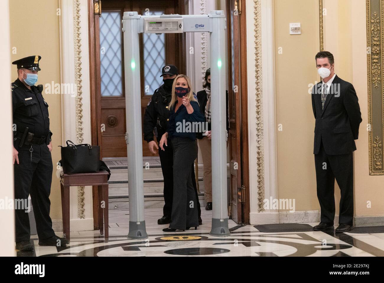 12 de enero de 2021- Washington DC- la representante Marjorie Taylor Greene(R-GA) grita a los periodistas mientras pasa por un detector de metales recién instalado fuera de la Cámara de representantes. Crédito de la foto: Chris Kleponis/Sipa USA Foto de stock