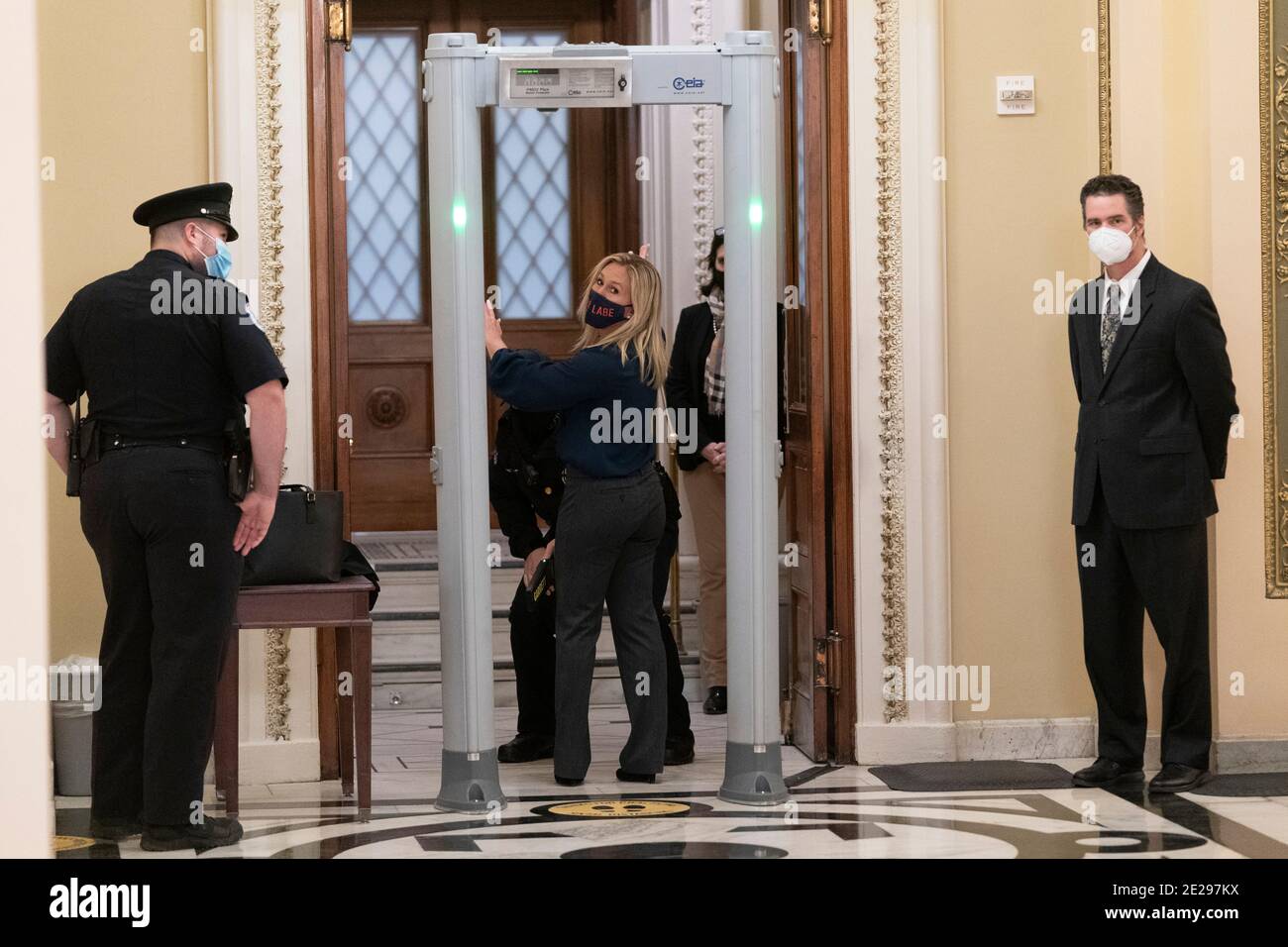 12 de enero de 2021- Washington DC- la representante Marjorie Taylor Greene(R-GA) grita a los periodistas mientras pasa por un detector de metales recién instalado fuera de la Cámara de representantes. Crédito de la foto: Chris Kleponis/Sipa USA Foto de stock